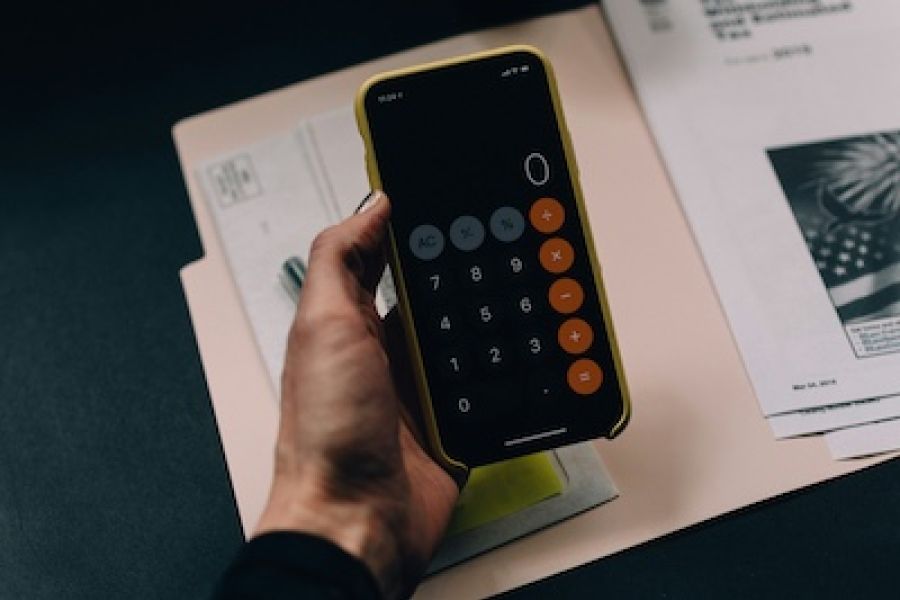 Smartphone mit Taschenrechner-App