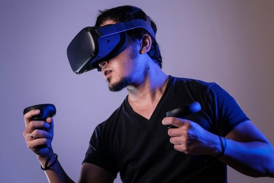 Mann mit VR-Brille
